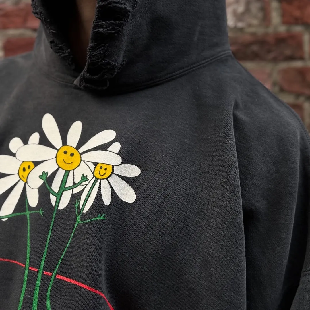 SAINT Mxxxxxx × DE LA SOUL DLS_HOODIE/DE LA SOUL/BLK DE LA SOUL co-branded potted plant destruction hoodie, washed black S-XL, a very important hoodie this season. It embodies the brand philosophy through the humorous potted plant and slogan design. In addition, through a large number of hand-made fraying, cutting and other damage processing, as well as heavy washing and oxidative fading treatment, a perfect Vintage effect is created. Original mold opening Customized co-branded main mark and wash water mark, correct version